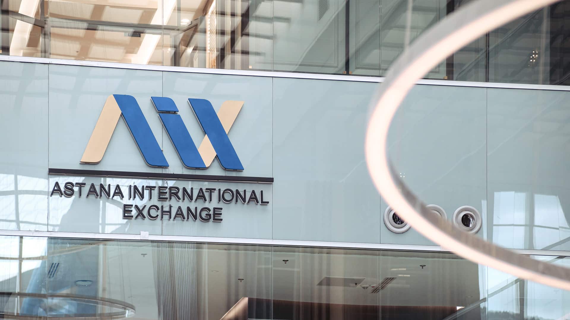 Иностранцы в здании AIX