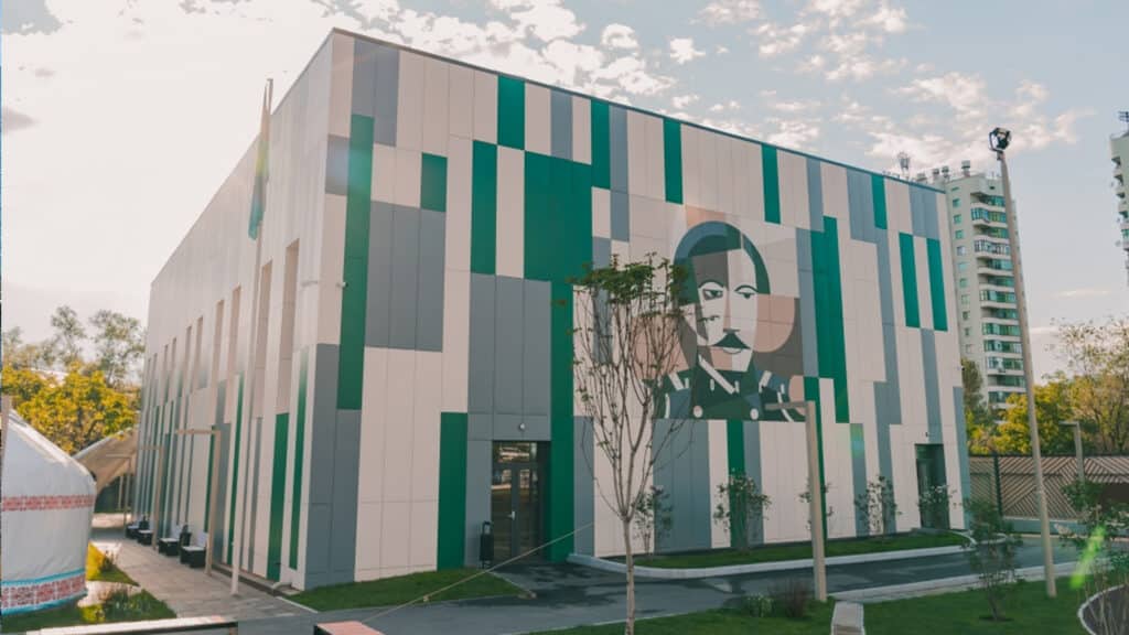 Ракишев подарил своей супруге Тасмагамбетовой долю в школе