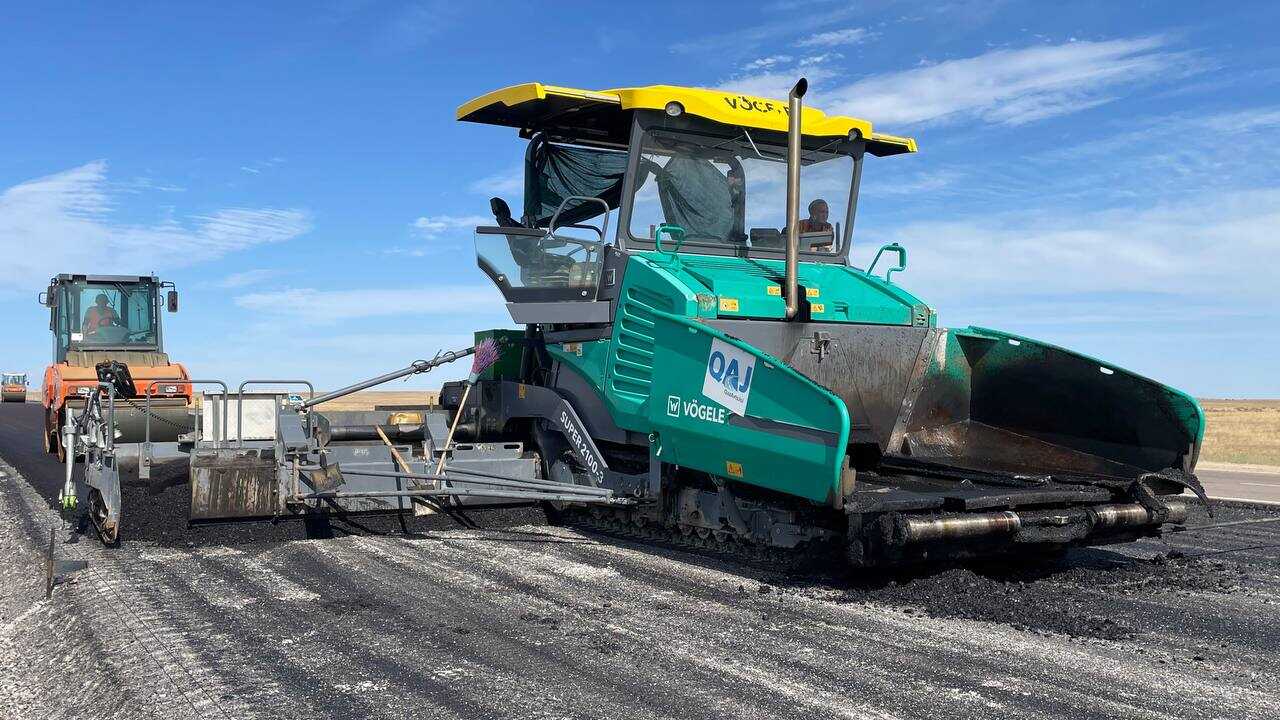 Ол джинсы шалбарын аша бастады.