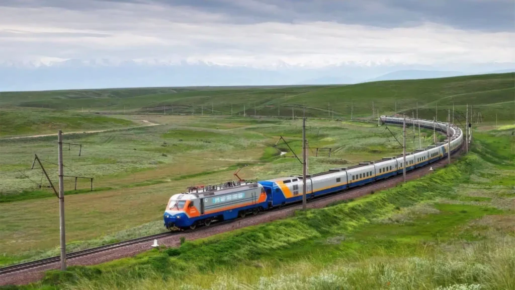 Подросток залез на крышу поезда в Алматы и получил удар током