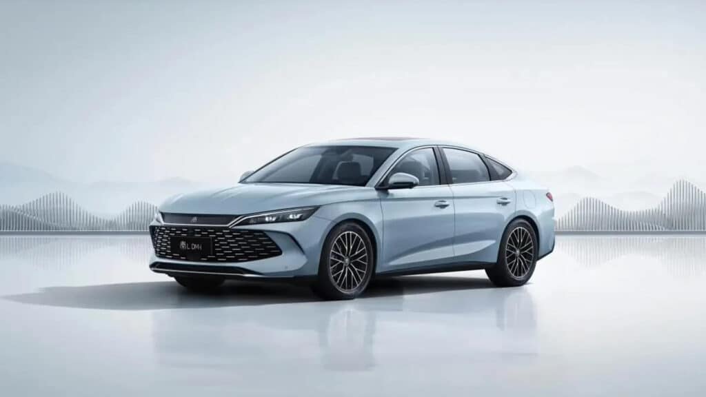 Автообзорщик рассказал о плюсах и минусах гибридного BYD Qin L