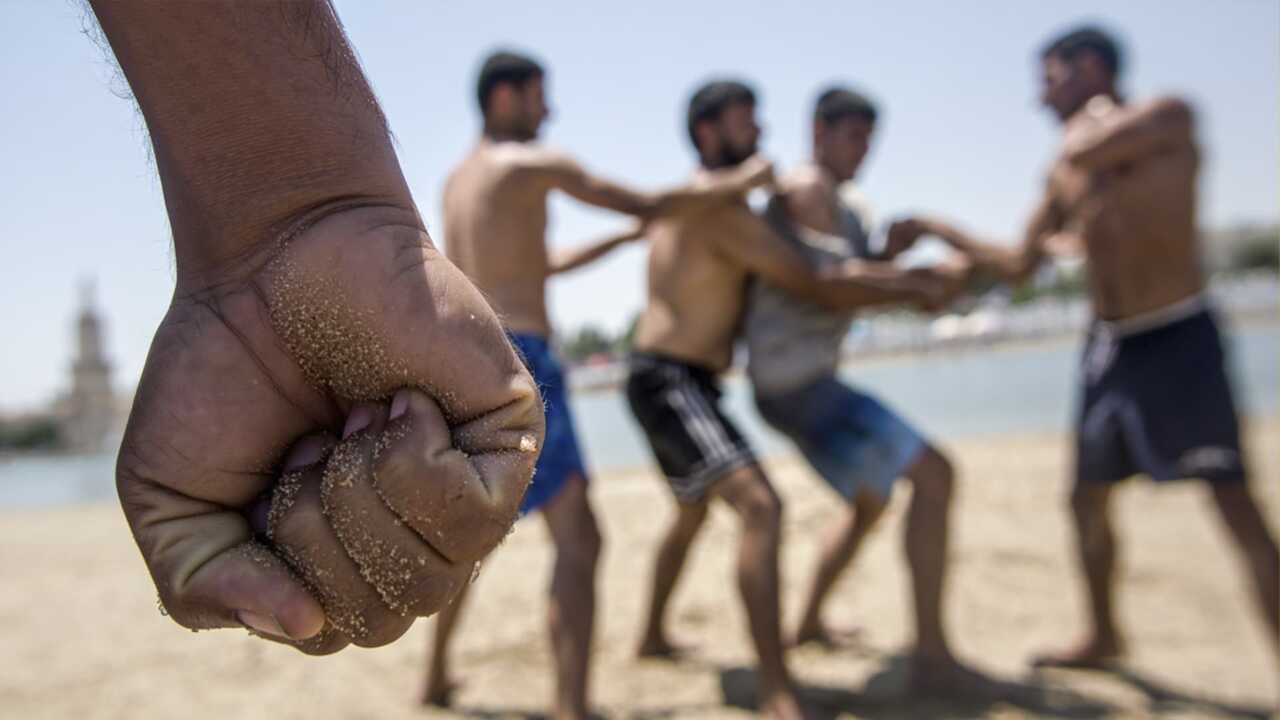 Көпшіліктің көзінше жалаңаш жігіт