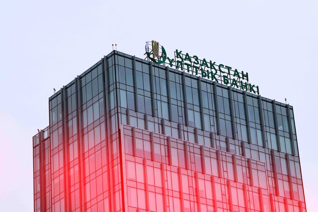 Ұлттық банк валюта нарығында интервенция жүргізе бастады / коллаж: Kursiv.Media, бильд-редактор Ахтам Зиперов