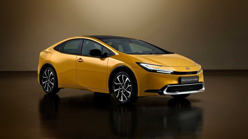 Toyota Prius PHEV гибридінің жаңа нұсқасында Night Shade деген белгі бар /фото: chatgpt.com