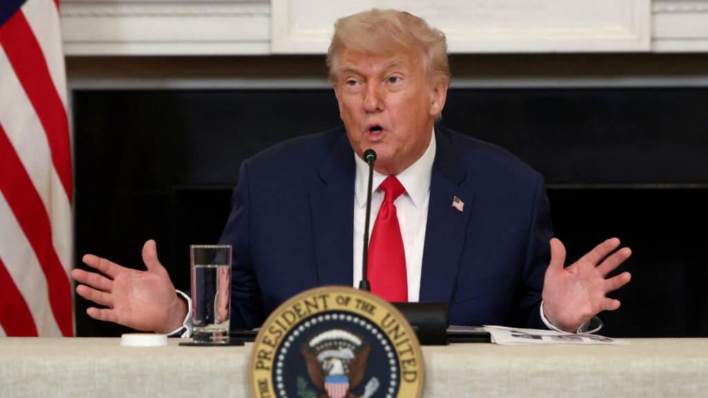 Дональд Трамп тарифке қатысты дедлайн мерзімі әрі қарай созылмайтынын тағы ескертті / фото: REUTERS/Evelyn Hockstein