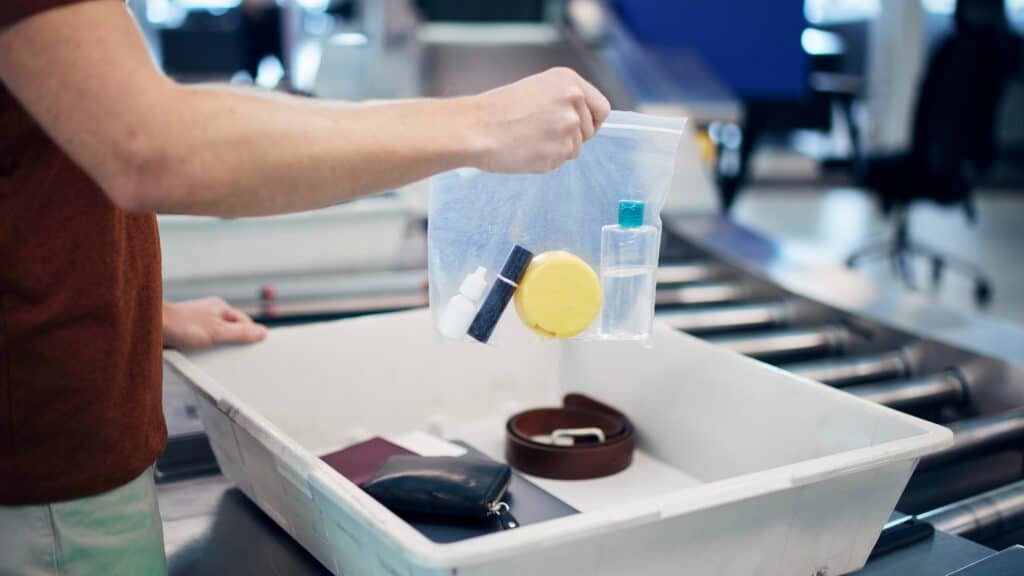 aeroporty-velikobritanii-otmenyayut-limit-na-provoz-zhidkosti-v-razmere-100-ml