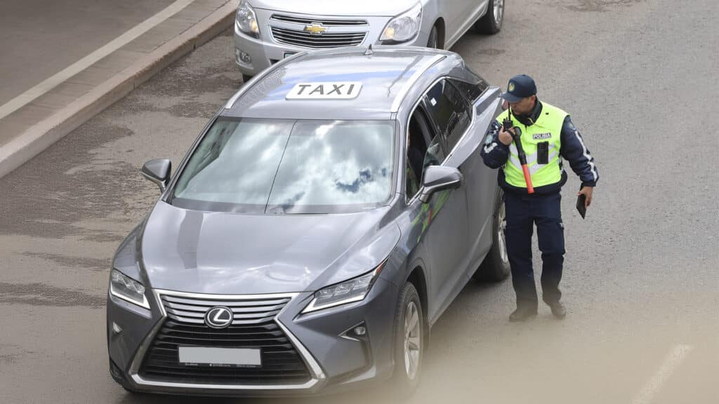 Суд оштрафовал казахстанца за подработку таксистом