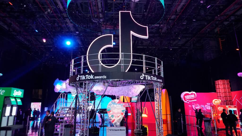 Фото: advertisingweek.com, бильд-редактор: Дина Карамчакова