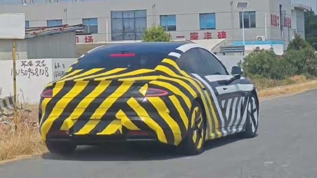 Шпионские фото представительского седана Xiaomi попали в Сеть