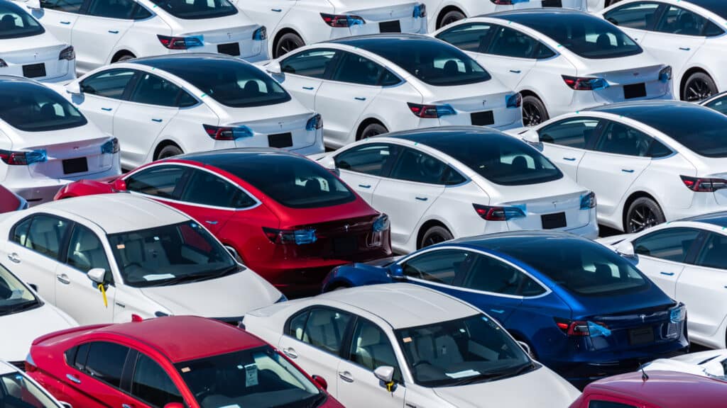Автосалон лишил сотню казахстанцев автомобилей