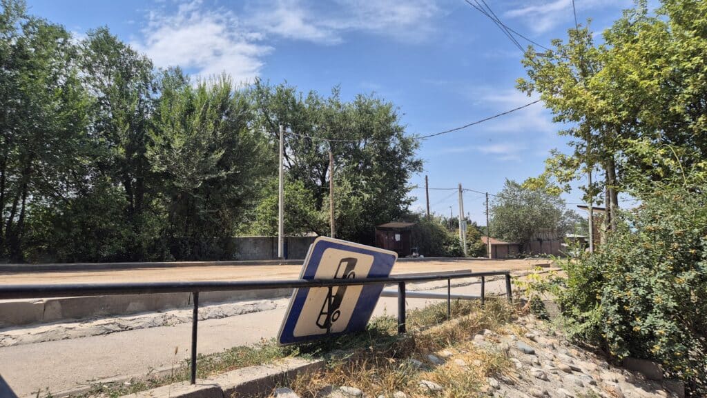 Жители и бизнес страдают из-за затянувшегося ремонта улицы Яссауи в Алматы