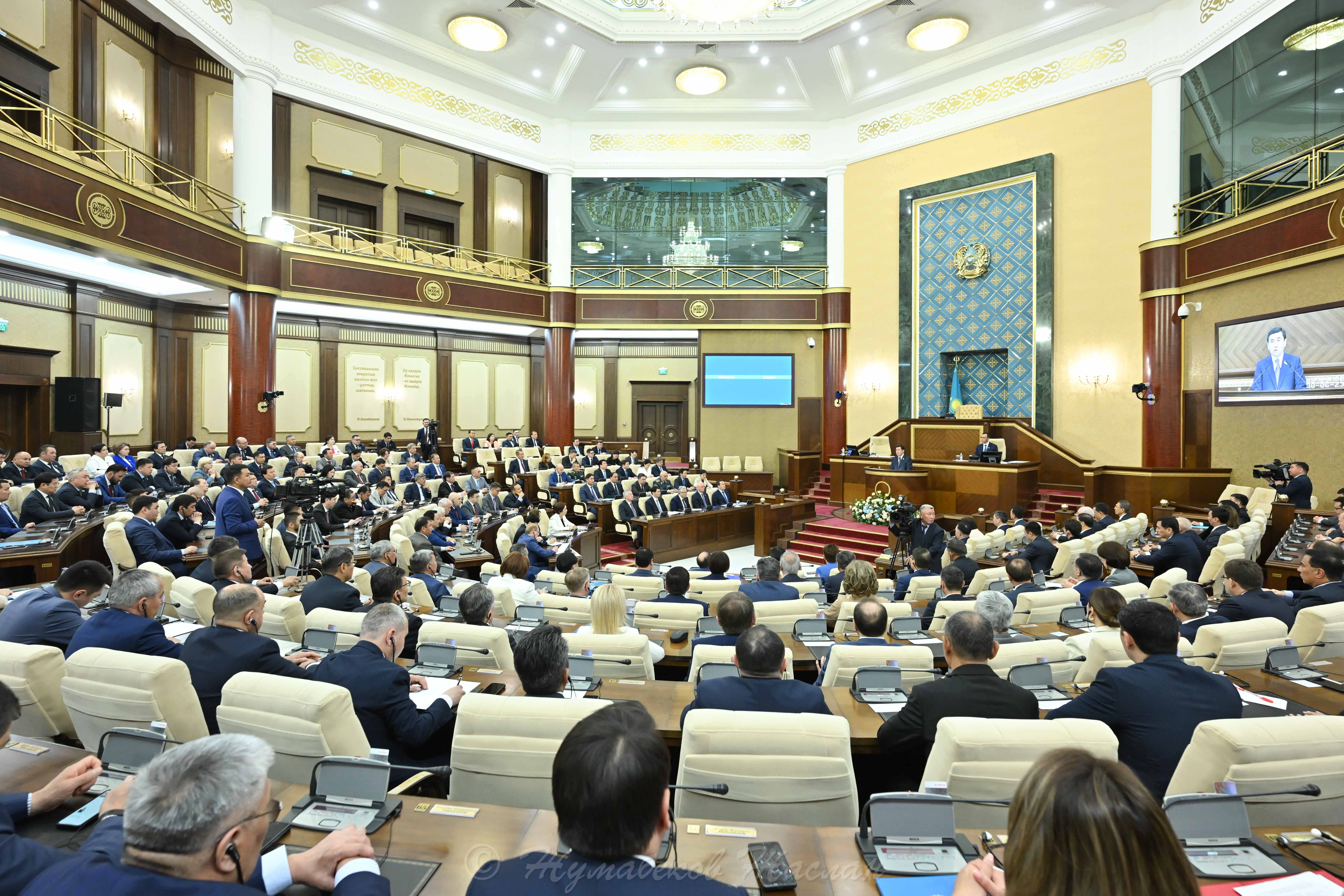 Араб пен ақ нәсілді әйел арасындағы жасырын камера секс Лесби жалайды
