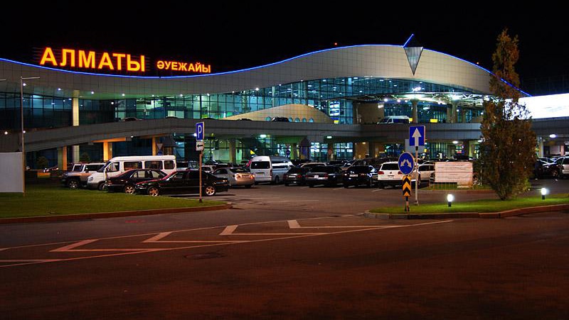 Алматы әуежайында ұсталған шетелдік бейтаныс адамнан сәлемдеме алғанын айтқан / фото: КursivMedia мұрағаты