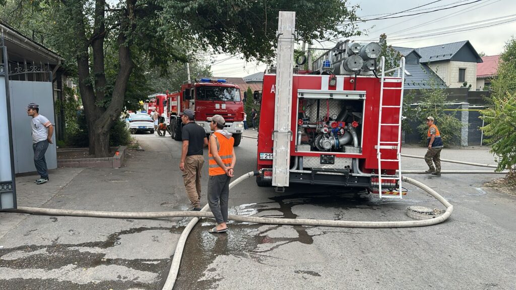 В «Горном Гиганте» в Алматы горит частный дом
