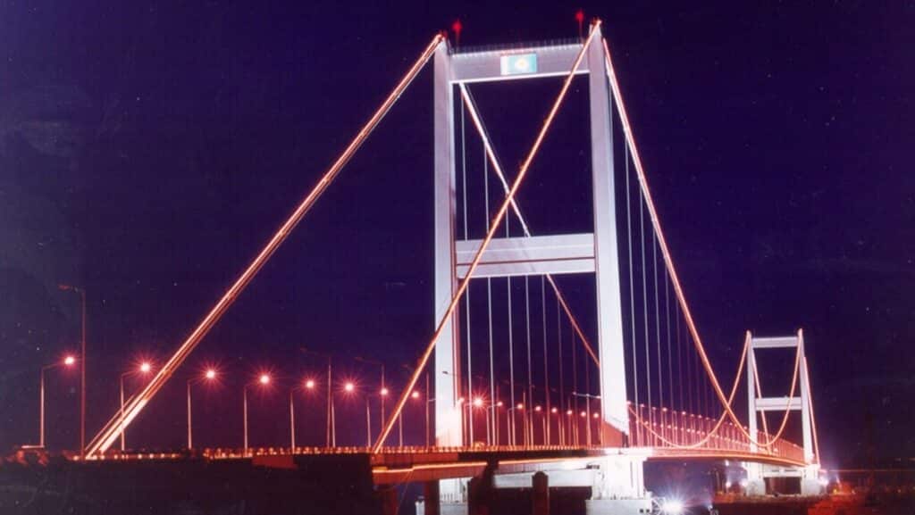 Семейде ер азамат аспалы көпірден секірмек болды