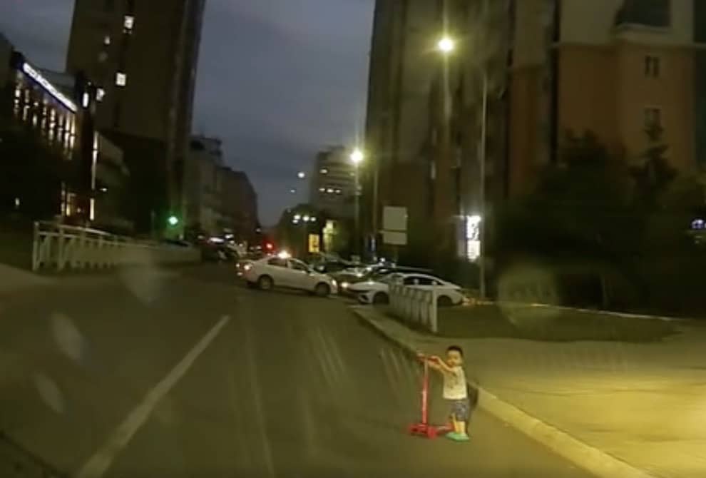 ребенок на самокате