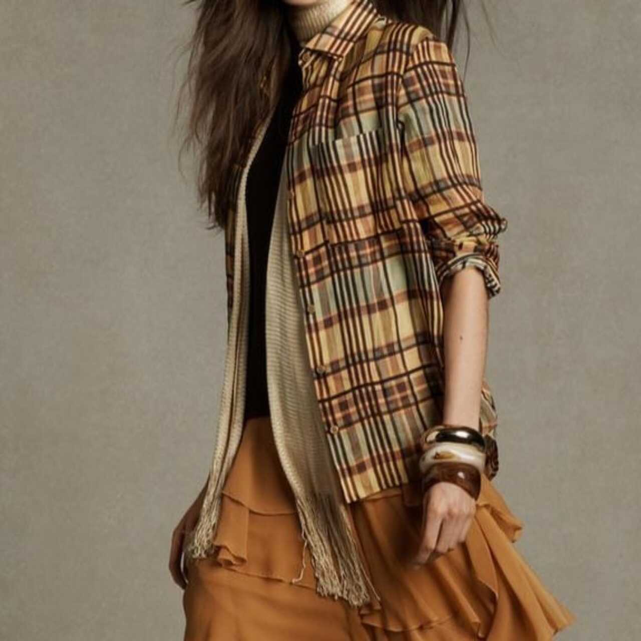 Таудағы секс, үлкен кадр Жас әйел үлкен әйел сағатын жалайды