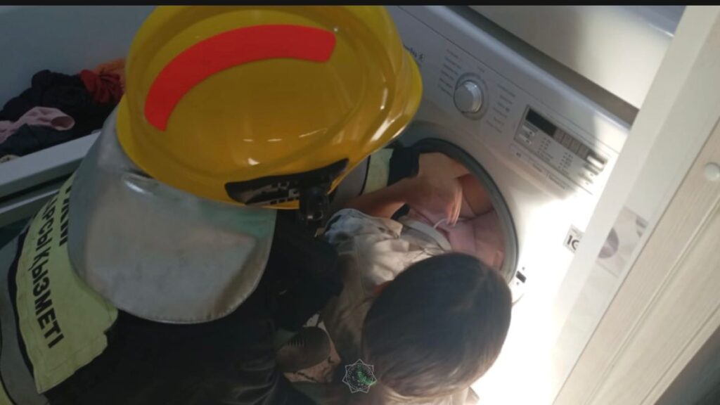 Спасатели вызволили девочку из стиральной машины в ВКО