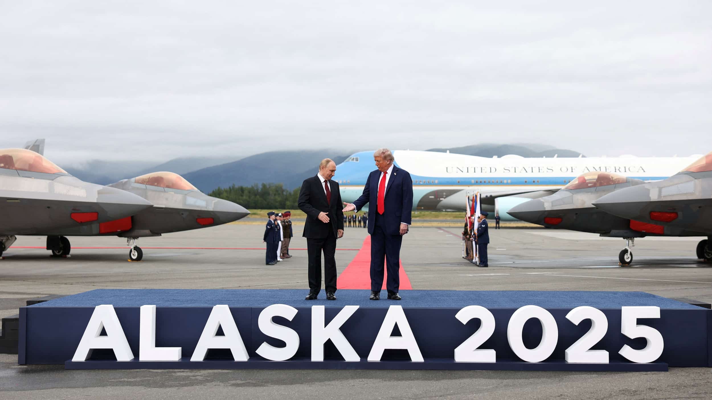 Трамп пен Путин әуежайда қол алысты / фото: REUTERS/Kevin Lamarque