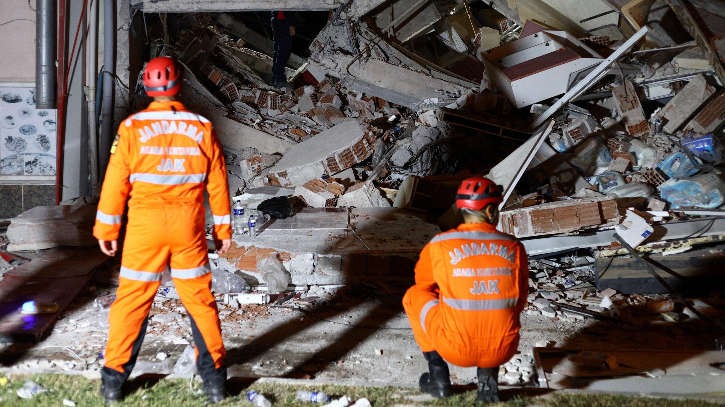 Жерасты дүмпуі Ыстанбұл және Измир қалаларында да сезілді / фото: REUTERS/Efekan Akyuz