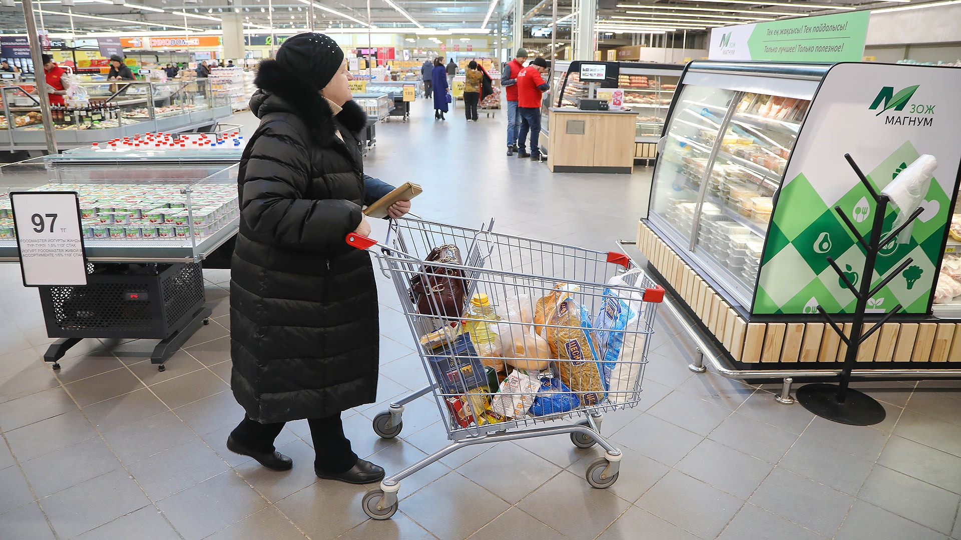 Блогер сравнил цены на продукты в супермаркете и на оптовка в Алматы