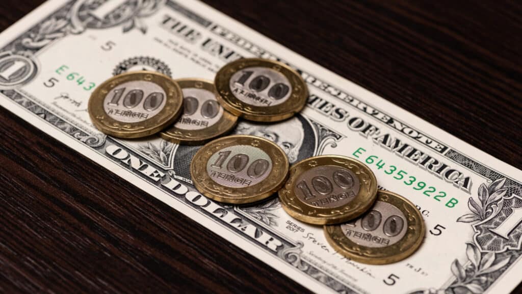 АФК: В течение года курс тенге может ослабнуть до 565 за доллар