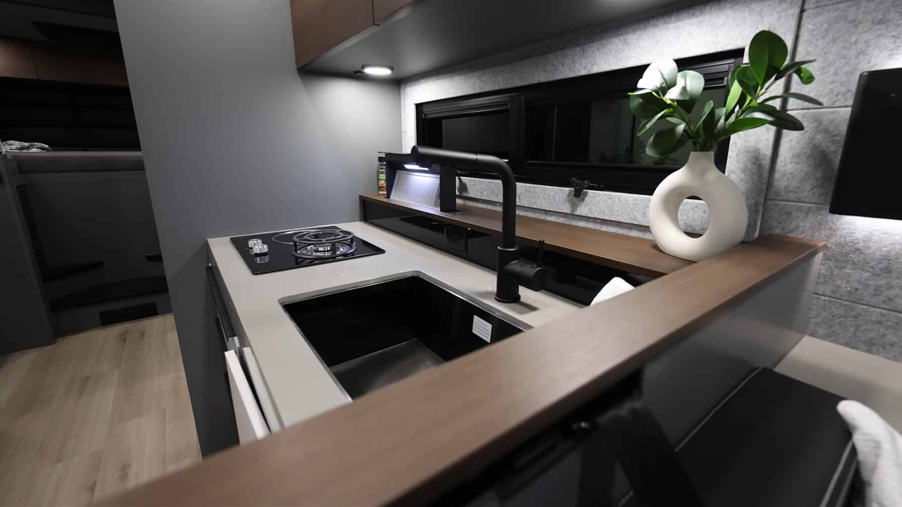 автодом электромобиль, гибридный дом на колесах на электротяге, электродвигатель