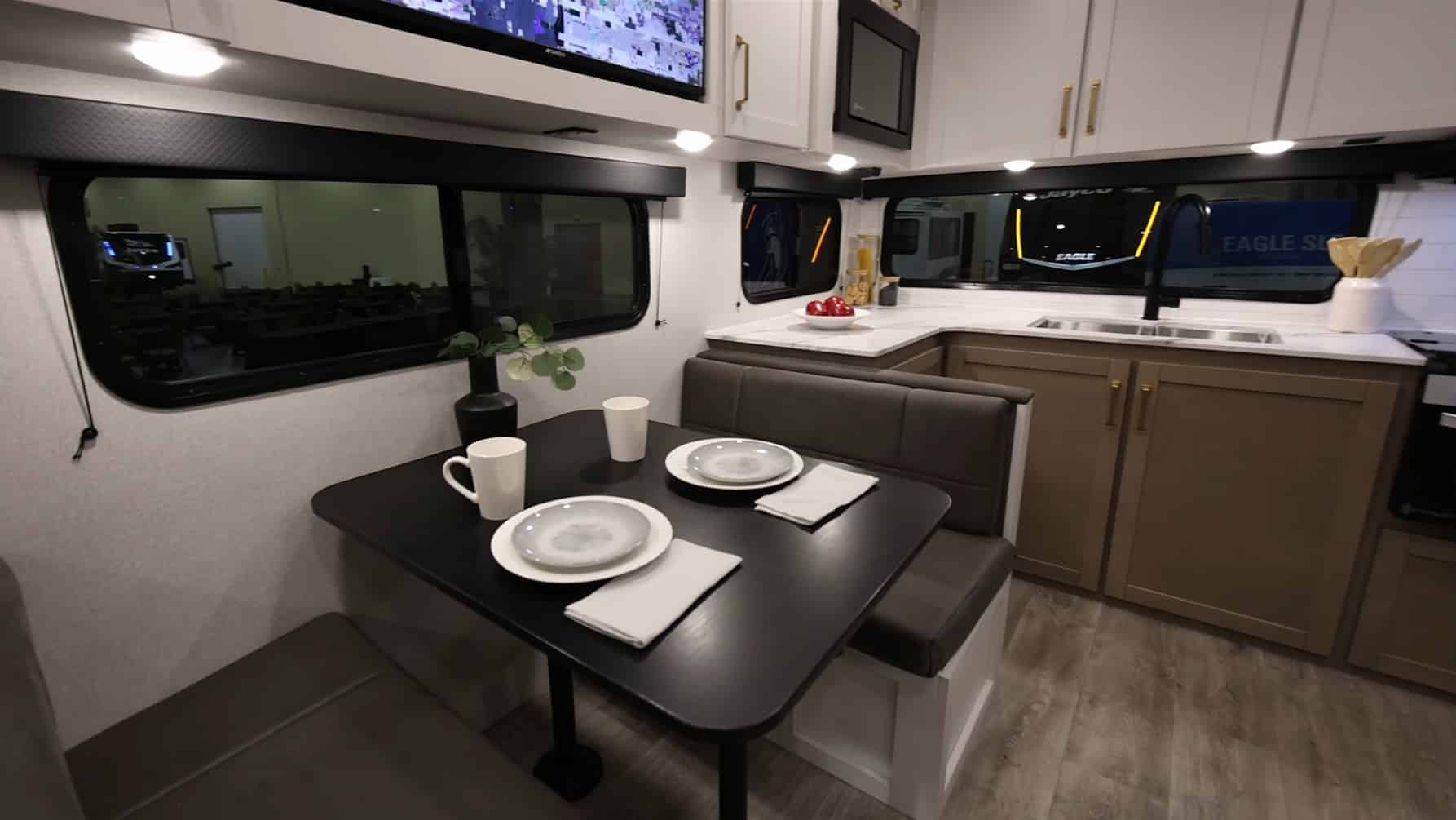 автодом электромобиль, гибридный дом на колесах на электротяге, электродвигатель