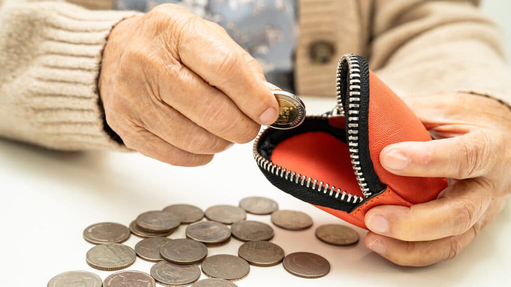 Более 100 тыс. казахстанцев могут лишиться пенсий и пособий