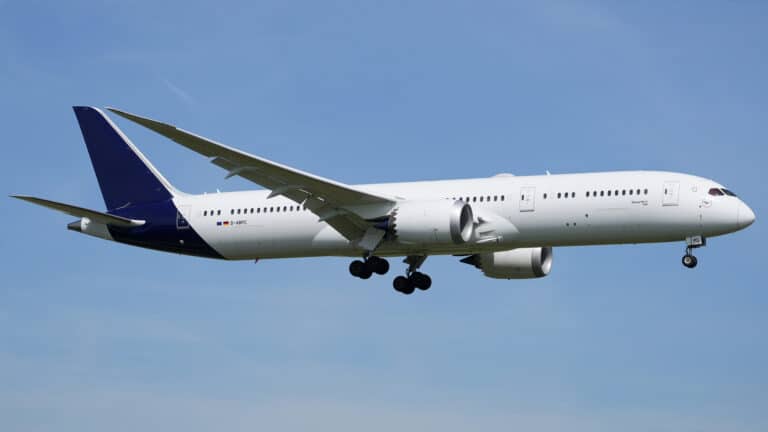 Uzbekistan Airways signs $8 billion Boeing Dreamliner deal