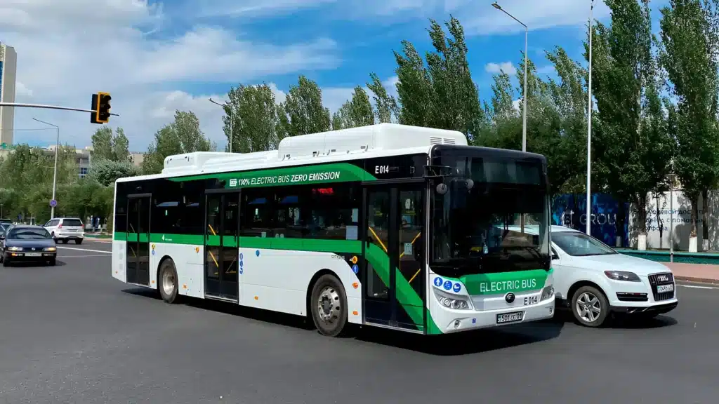 В Семее сорвавшийся с грузовика кран задел автобус