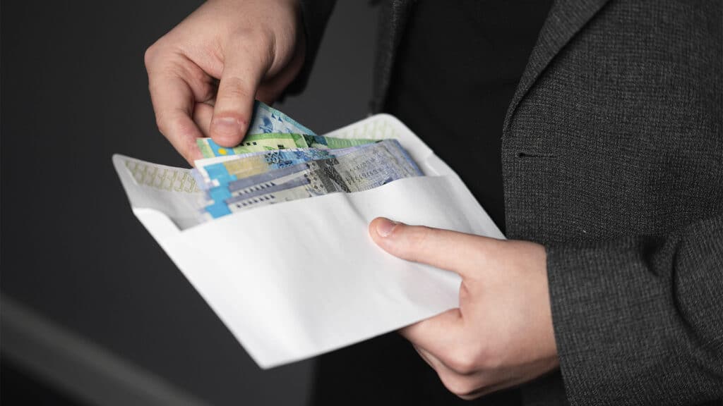 В Казахстане запретят зарплату в конвертах