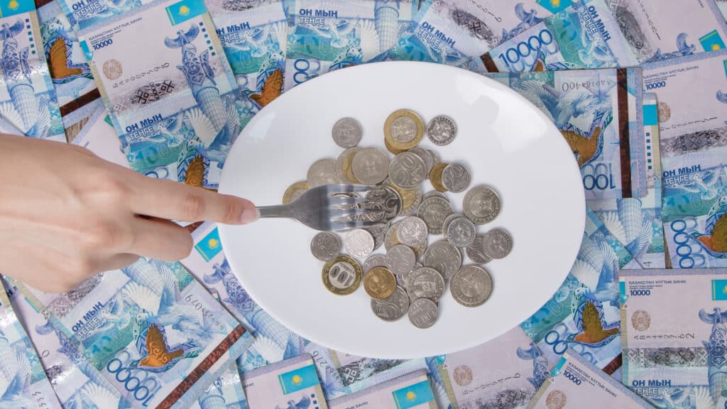 Министр труда считает минимальную зарплату в 85 тысяч тенге соответствующей закону