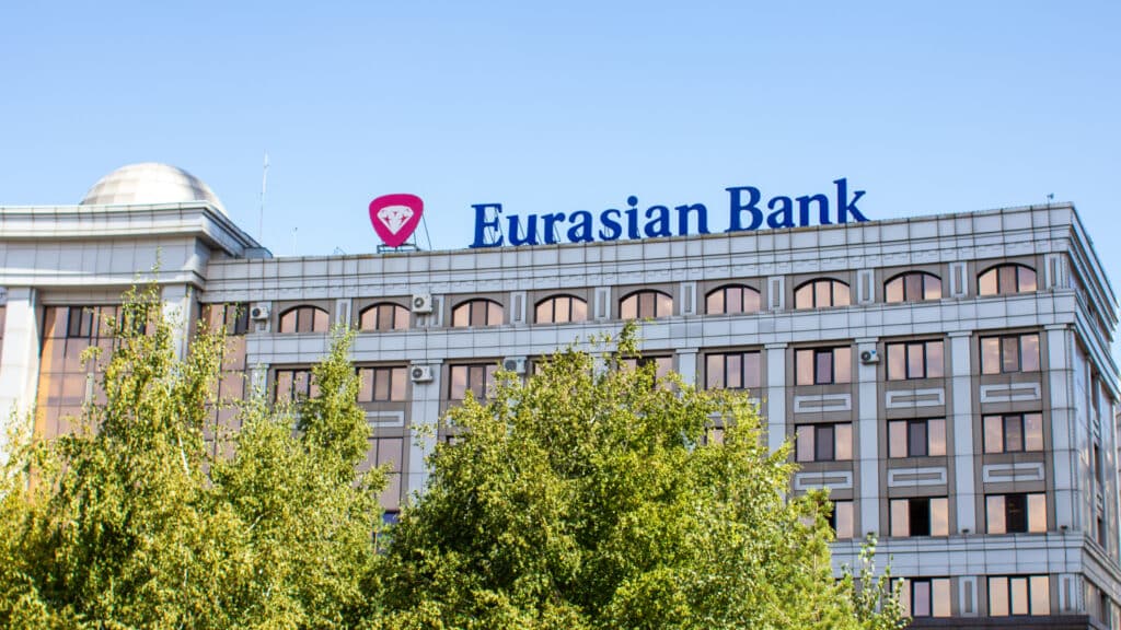 Евразийский банк внимательно следит за переводами казахстанцев