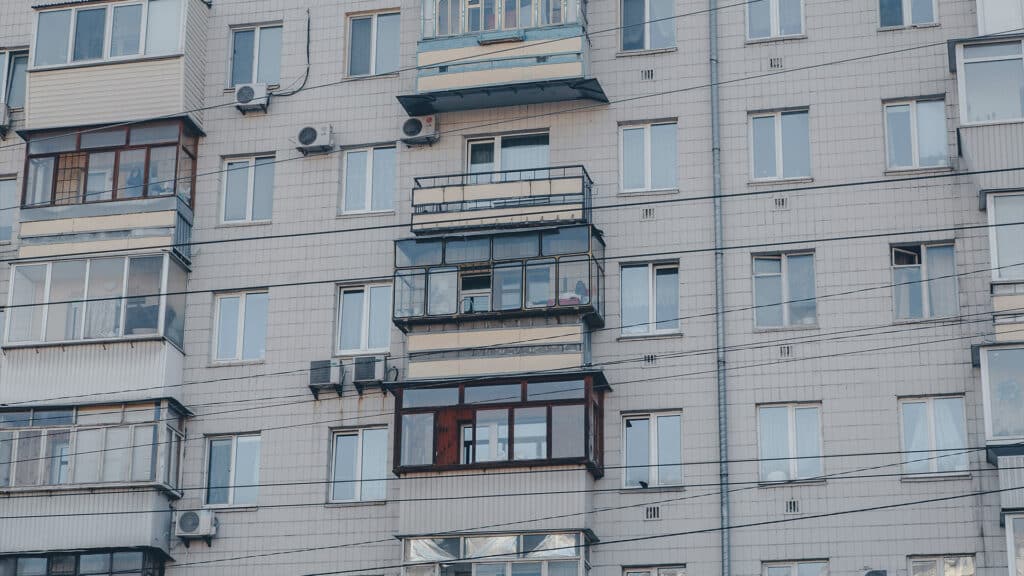 Карагандинка предложила сбрасывать детей с пятого этажа