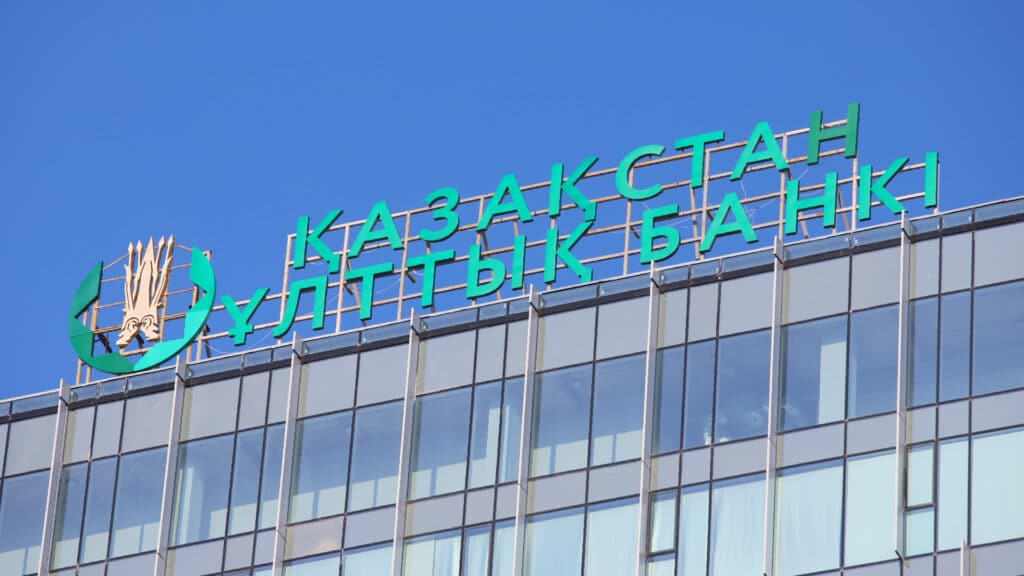 Нацбанк получил право ограничивать платежи и банковские операции