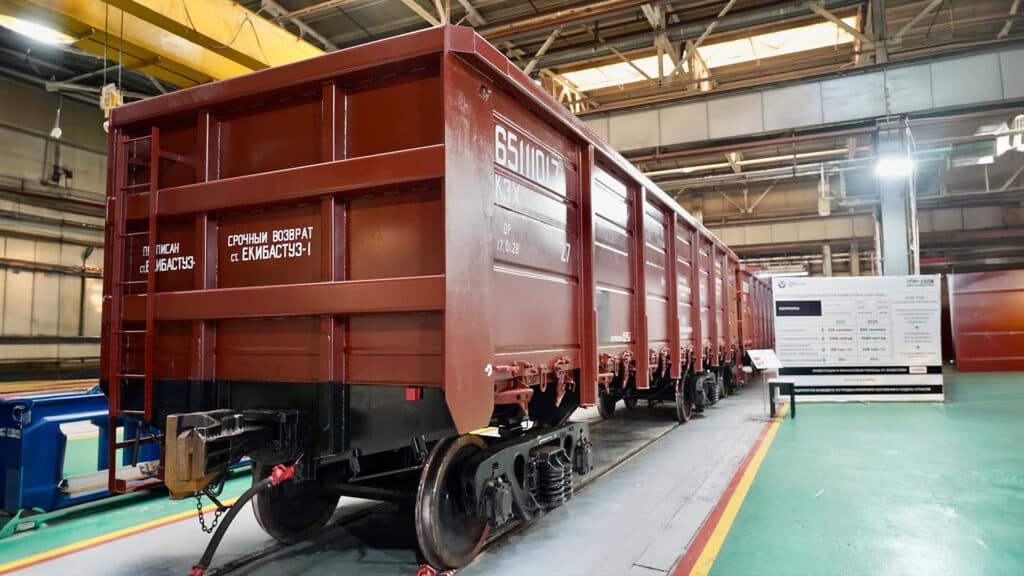 Завод по выпуску вагонов простаивает, пока Казахстан ездит на старых