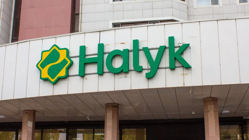 Сотрудникам Halyk Bank проиндексировали зарплаты на 15-20% в 2024 году