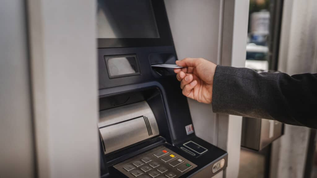 Почему в Казахстане нельзя снять деньги с карт родственников