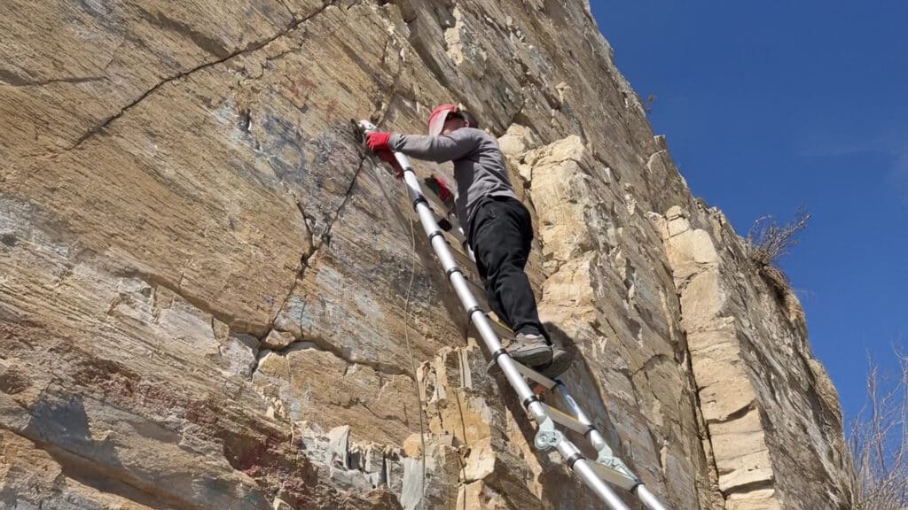 Альпинист вручную очищает скалы от надписей в Восточном Казахстане