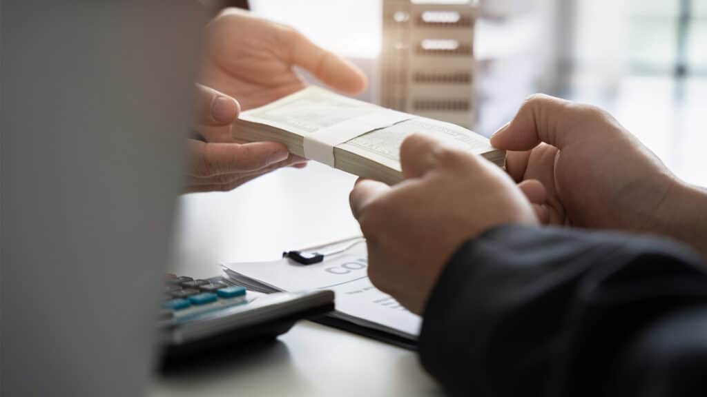 Банки не могут продолжать кредитовать только население, считает Токаев