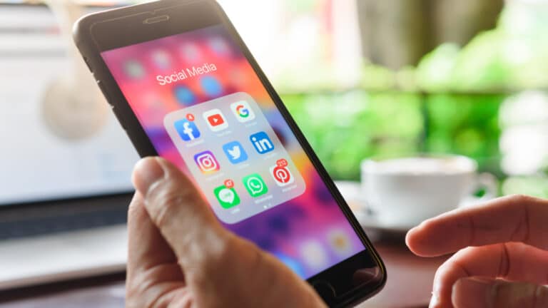 «Кітап оқыңдар»: Аустралия жасөспірімдерге әлеуметтік желіге кіруге ресми тыйым салды