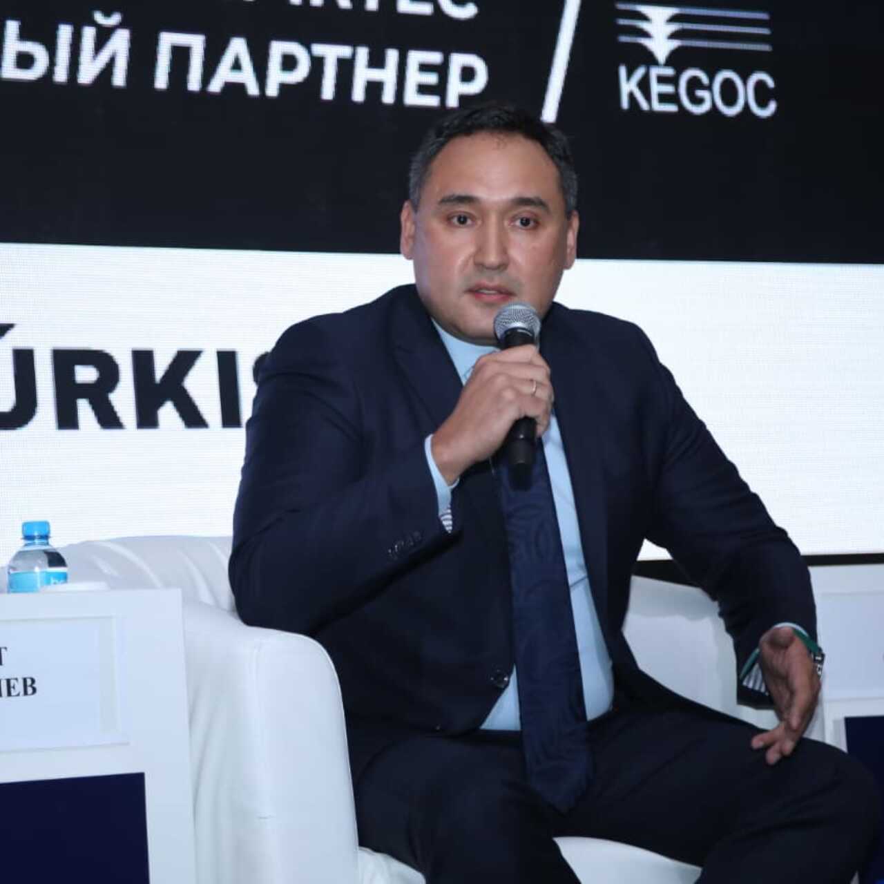 Порнографиялық элементтері бар музыкалық клиптер Жаттығу жасап жатқан жалаңаш әйелдің видеосы