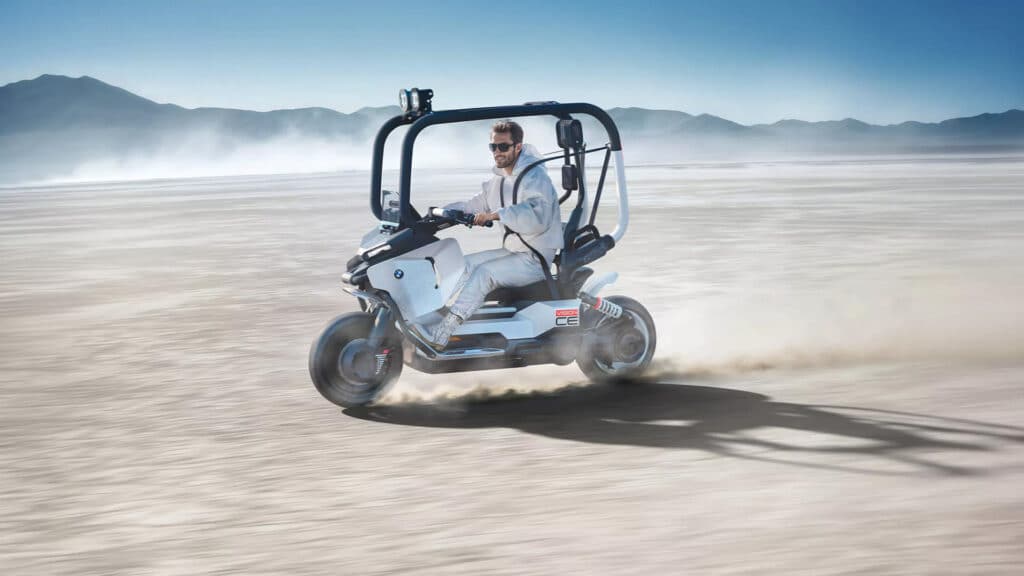 BMW показала электроскутер, на котором можно ездить без шлема