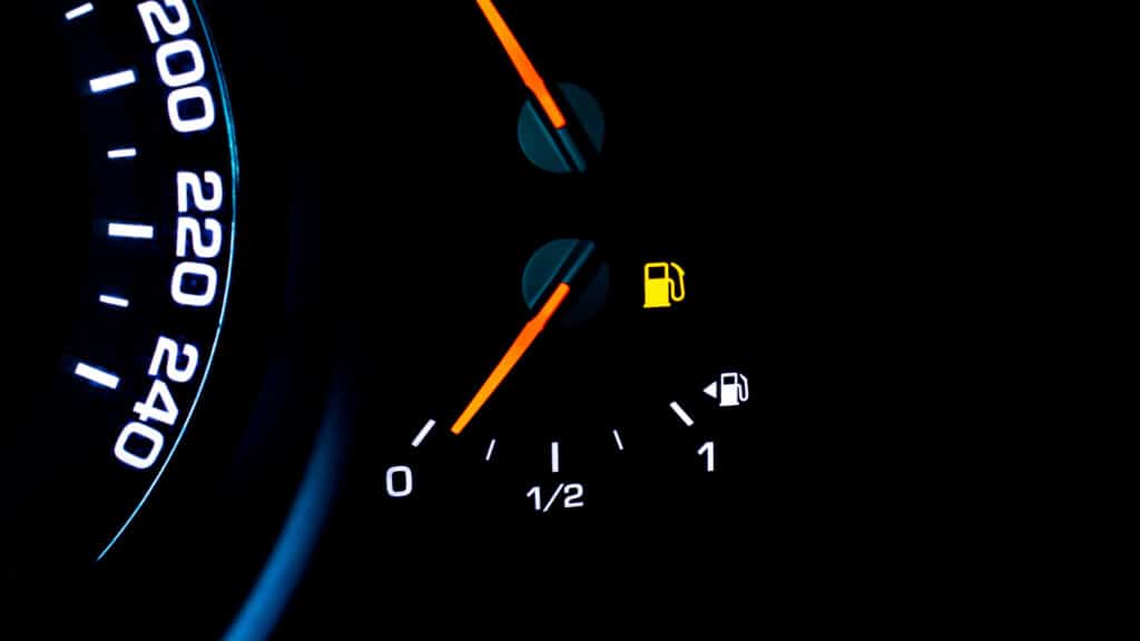 Автоэксперт рассказал, чем опасны поездки на почти пустом баке