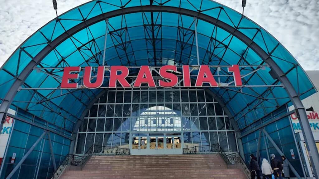 В ТЦ "Евразия" мошенница обманула знакомых продавцов на миллионы