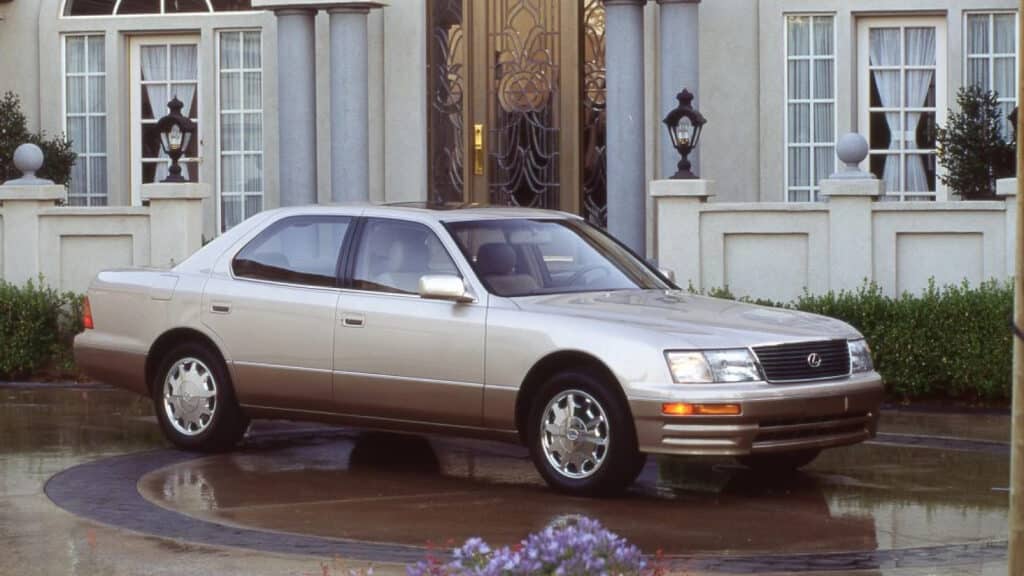 Lexus прощается с седаном, с которого началась история бренда