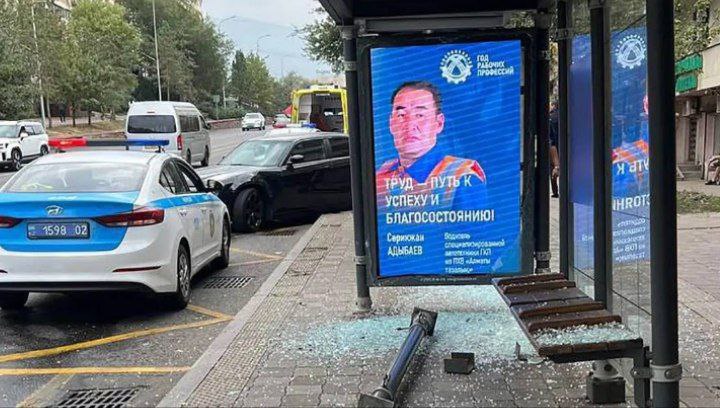В Алматы автомобиль врезался в автобусную остановку