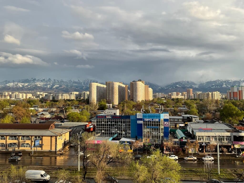 В Алматы начнут доставать машины, провалившиеся под землю после дождя