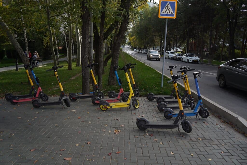 В Алматы усилили контроль за самокатами после критики Токаева